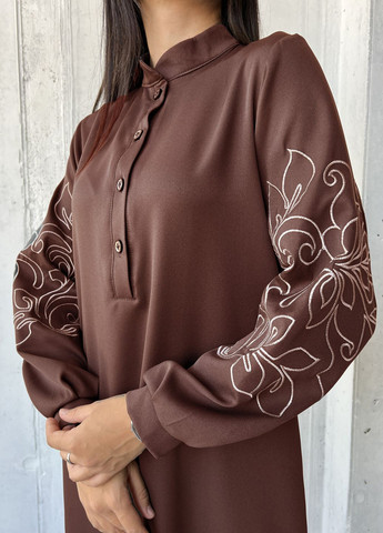 Коричневое кэжуал стильное платье-рубашка шоколадного цвета с нежной вышивкой по рукавам рубашка INNOE однотонное