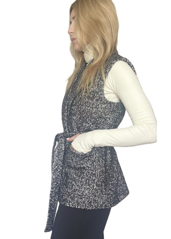 Жіночий приталений жилет з поясом чорно-білий букле Capricious 174 (363967528)