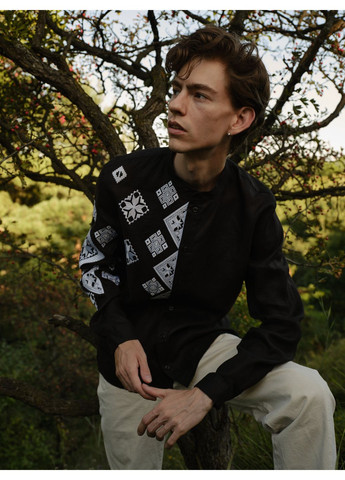 Чёрная черная мужская вышиванка на пуговицы говерла с белой вышивкой MOTYV узор орнамент лен (360999072)