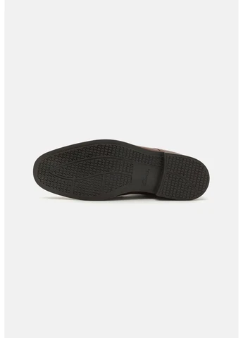 Коричневые классические туфли Clarks на шнурках