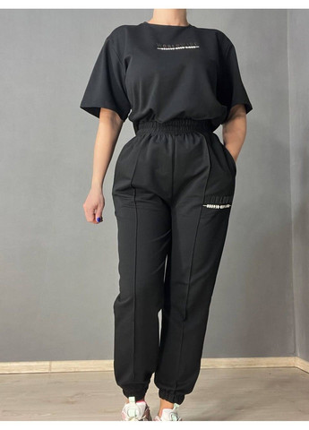 Костюм женский 101216 оверсайз футболка с джогерами со швом и надписью черный CAPPITONE (329039760)