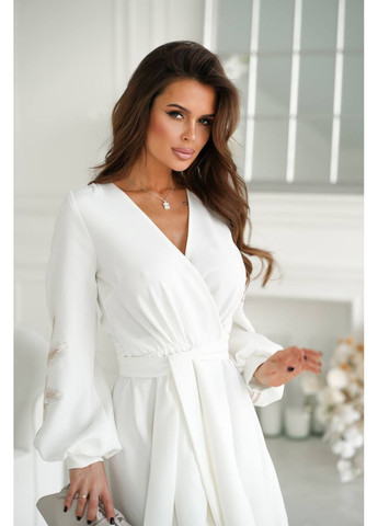 Молочное женское платье на запах с вышивкой Osoblyva