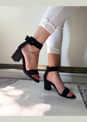 Черные женские черные замшевые босоножки на стойках с закрытой пяткой и ремешком черный цвет замш No Brand с ремешком со стразами, с камнями, с пряжкой