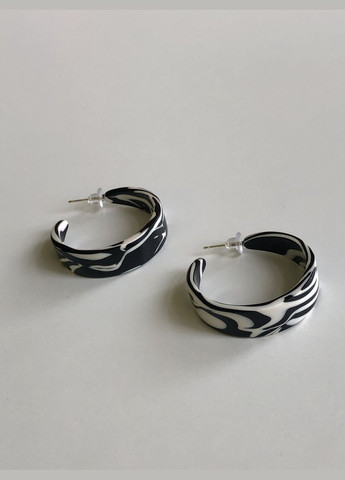 Сережки-кільця цвяшки чорно-білий (12-142) No Brand (314931221)