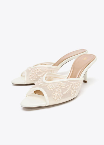 Белые босоножки Zara