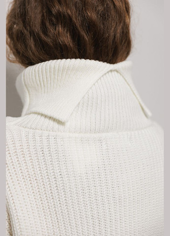 Молочний демісезонний укорочений в'язаний светр із розрізом ззаду на комірі Arjen