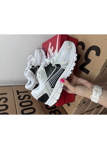 Черно-белые всесезонные кроссовки nike vomero 5 white/black No Brand