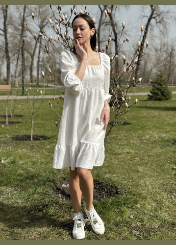 Білосніжна коктейльна біла сукня вільного крою з широким воланом 5768 а-силует Cat Orange