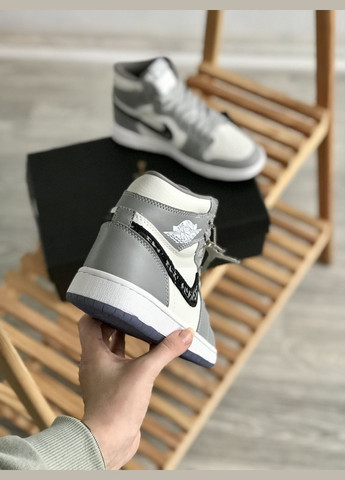 Серые всесезонные кроссовки мужские и женские nike jordan 1 retro dark mocha | найк аир джордан 1 ретро дарк моча серо-белые No Brand