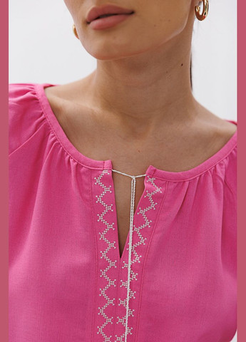 Рожева жіноча вишиванка з ластівками гладдю Arjen (295903443)