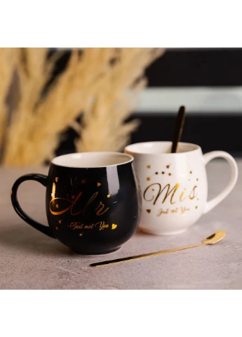 Набор парных фарфоровых чашек Mr&Mis 2 (шт) по 350 (мл) чашки на подарок с ложкой Черный с белым FM-29 Yiwu (391445118)