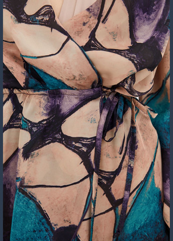 Комбинированное кэжуал платье на запах с абстрактным принтом. ORA с абстрактным узором