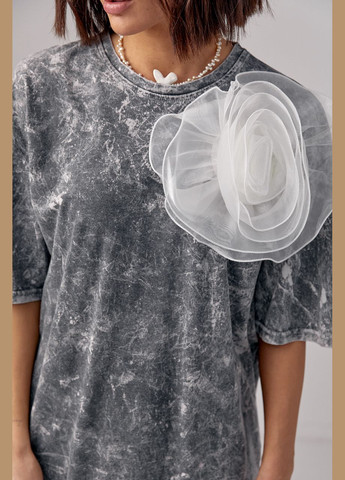 Серая летняя женская футболка с крупным объемным цветком Lurex