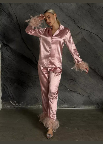 Рожева всесезон жіноча атласна піжама з ґудзиками та знімним пір`ям комплект штани сорочка в класичному стилі чорний сорочка + брюки No Brand Піжама атласна з штанами та декором пір`ям Velessa