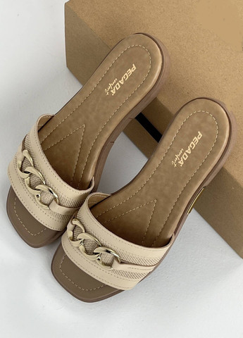 Бежевые шлепанцы Pegada