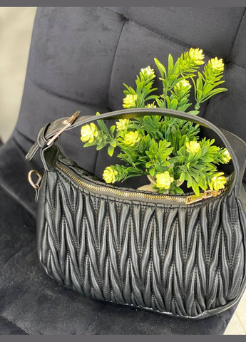 Женская сумка-багет из жатой эко-кожи черного цвета 32250 Fashion (338187865)