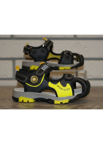 Цветные повседневные сандалии для мальчика с закрытым носком черные с жёлтым Kimboo на липучке