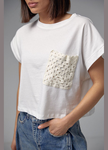 Молочная летняя укороченная футболка с ажурным карманом - молочный Lurex
