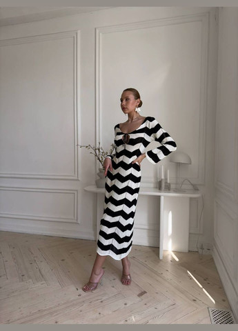 Черно-белое пляжное эффектное пляжное платье с акцентом на декольте No Brand