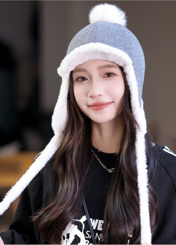 Женская Зимняя Шапка-Ушанка с Козырьком и Помпоном, Подклад Супер Мягкий Искусственный Мех Черно-серая No Brand Жіноча Зимова Шапка-Вушанка (361075563)