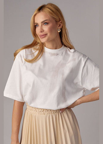 Молочна літня трикотажна жіноча футболка з лаконічним принтом Lurex