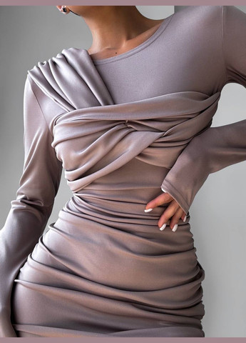 Пудровое кэжуал мини платье с драпировкой на груди Adelante однотонное