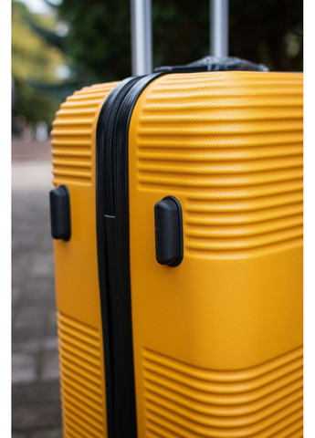 Чемодан пластиковый средний M размер, цвет черный Wings 5398 (365715895)