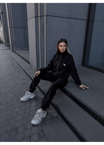 Жіночий теплий костюм на змiйцi чорного кольору 35122 No Brand (362892946)