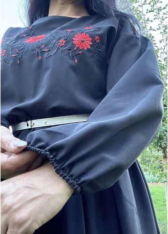 Чорна розкльошена сукня-трапеція з вишивкою в чорному кольорі візерунок квітковий вільна тіар (355463851)