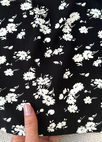 Черное пляжное, повседневный, кэжуал летнее свободное платье трапеция из штапеля в цветочек клеш, а-силуэт Merlini с цветочным принтом