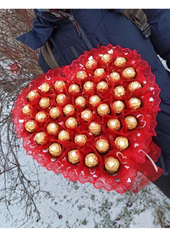 Букет 40 см з цукерок Ferrero Rocher у формі серця букет з цукерками, солодкий подарунок з цукерками для жінки, дівчини No Brand (385179586)