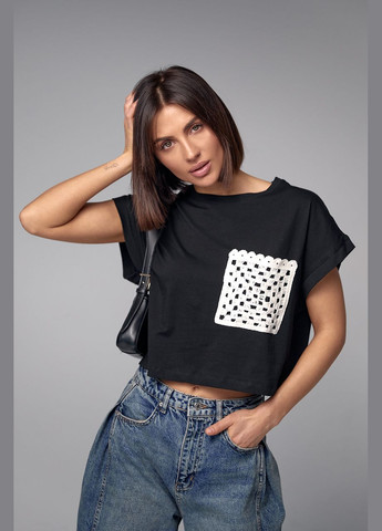 Черная летняя укороченная футболка с ажурным карманом Lurex