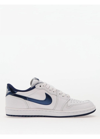 Белые демисезонные кроссовки Nike