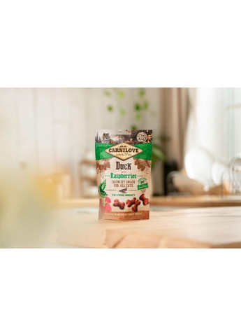 Лакомство Cat Crunchy Snack для кошек, утка и малина, 50 г Carnilove (365593388)