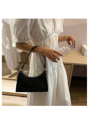 Маленькая женская сумочка из искусственной лаковой кожи в черном цвете с тиснением под кожу рептилии. No Brand (330618766)