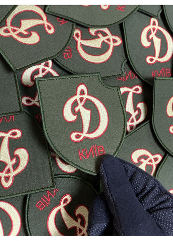 Шеврон Динамо Київ (Форма щит. На липучці) Розмір 9x7.5см No Brand (369924481)