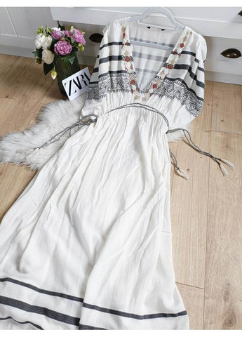 Белое платье свободного кроя украшено бисером Zara