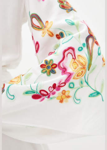 Белое пляжное короткий пляжный халат белого цвета с цветочной вышивкой на рукавах. ORA с цветочным принтом