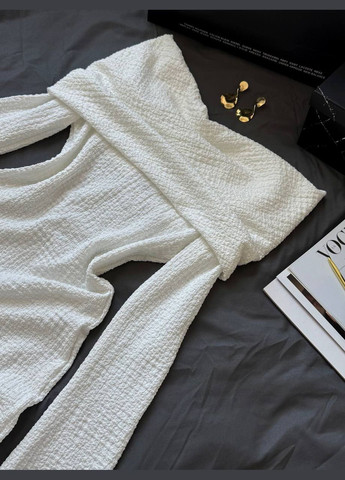 Молочное вечернее платье мини с открытыми плечами MonCher