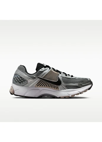 Сірі кросівки zoom vomero 5 grey fj4151-007 демісезон Nike