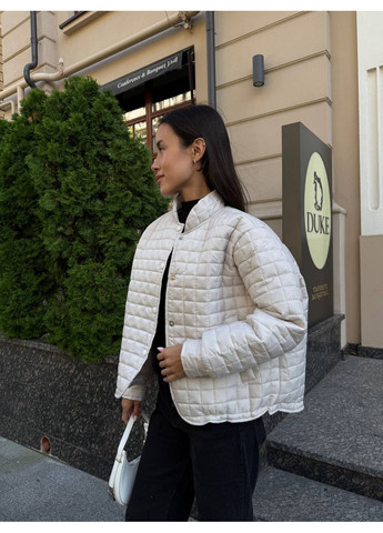 Молочна демісезонна жіноча утеплена куртка-бомбер оверсайз MonCher