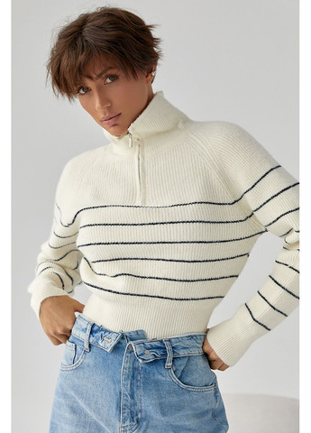 Молочный зимний короткий вязаный свитер в полоску с молнией на горловине Lurex