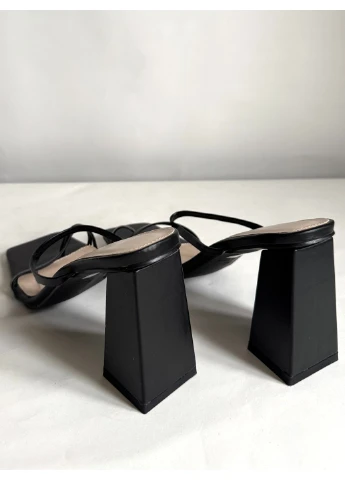 Черные шлепанцы Nasty Gal