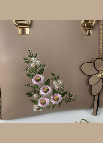 Жіноча сумка з вишивкою квітами сумочка з брелоком кавова OEM (322648763)
