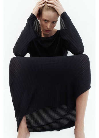 Чорна довга, приталена сукня з прозорої гумки з вирізом «човника» та подовженими рукавами xs чорна H&M однотонна