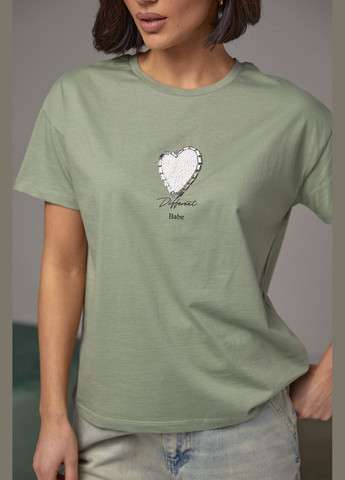 Хакі (оливкова) літня жіноча футболка прикрашена серцем з бісеру та страз 2404 з коротким рукавом Lurex
