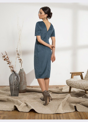 Темно-зелена коктейльна сукня приталеного крою з вельвету з розрізом темно-зелена силуетна Dressa