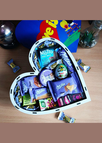 Подарунковий бокс серце з принтом «Love is...» із солодощами для дівчини або дитини (ar168) No Brand (317348279)