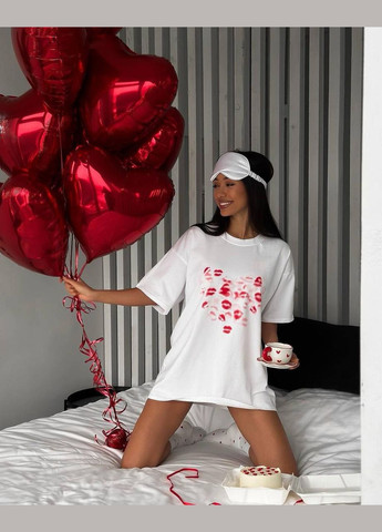 Трендова біла оверсайз футболка з якісним накатом (поцілунки), oversize футболка з турецької No Brand 4451 - (279765869)