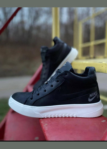 Черно-белые зимние ботинки Vakko